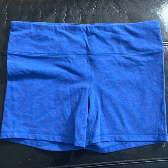 Gapfit 4” workout shorts in gorgeous blue with purple threading. BNWOT - Picture 2 of 4